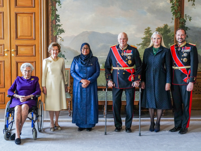 Official photographs in the Bird Room: Princess Astrid, Queen Sonja, President Samia Suluhu Hassan, King Harald, Crown Princess Mette-Marit and Crown Prince Haakon. Photo: Ole Berg-Rusten / NTB
